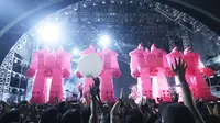 The Flaming Lips tampil penuh energi saat membawakan lagu ikonik “Do You Realize??” dalam gelaran LaLaLa Festival 2026. Penampilan band asal Amerika Serikat tersebut disambut meriah oleh penonton yang ikut bernyanyi dan menikmati suasana konser. (KLY/Budy Santoso)
