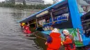 Tim penyelamat berusaha mengevakuasi sebuah bus yang jatuh ke danau di Anshun, provinsi Guizhou, China, Selasa (7/7/2020). Sedikitnya 21 orang tewas usai bus yang  membawa siswa untuk mengikuti ujian masuk perguruan tinggi atau gaokao itu menabrak pagar pembatas lalu tercebur ke danau. (STR/AFP)