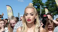 Rita Ora di karpet merah X Factor (via dailymail.co.uk)