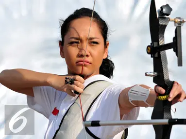 Bunga Citra Lestari saat ditemui di lokasi syuting film 3 SRIKANDI di kawasan Buperta Cibubur, Jumat (24/7/2015). BCL tampak mengenakan kostum atlet panahan dalam film tersebut. (Liputan6.com/Panji Diksana)