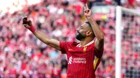 Pemain Liverpool, Mohamed Salah merayakan golnya dengan berswafoto bersama para pendukung timnya dalam laga lanjutan Liga Inggris 2024/2025 melawan Tottenham Hotspur di Anfiled, Liverpool, Inggris, Minggu (27/04/2025) waktu setempat. (AP Photo/PA/Peter Byrne)