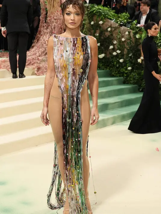 Rita Ora tampil berani dengan gaun transparan dengan manik-manik kaca warna warni dari Marni. Siluetnya membentuk jelas lekuk tubuh dengan struktur logan buatan tangan di garis leher. [@ritaora]