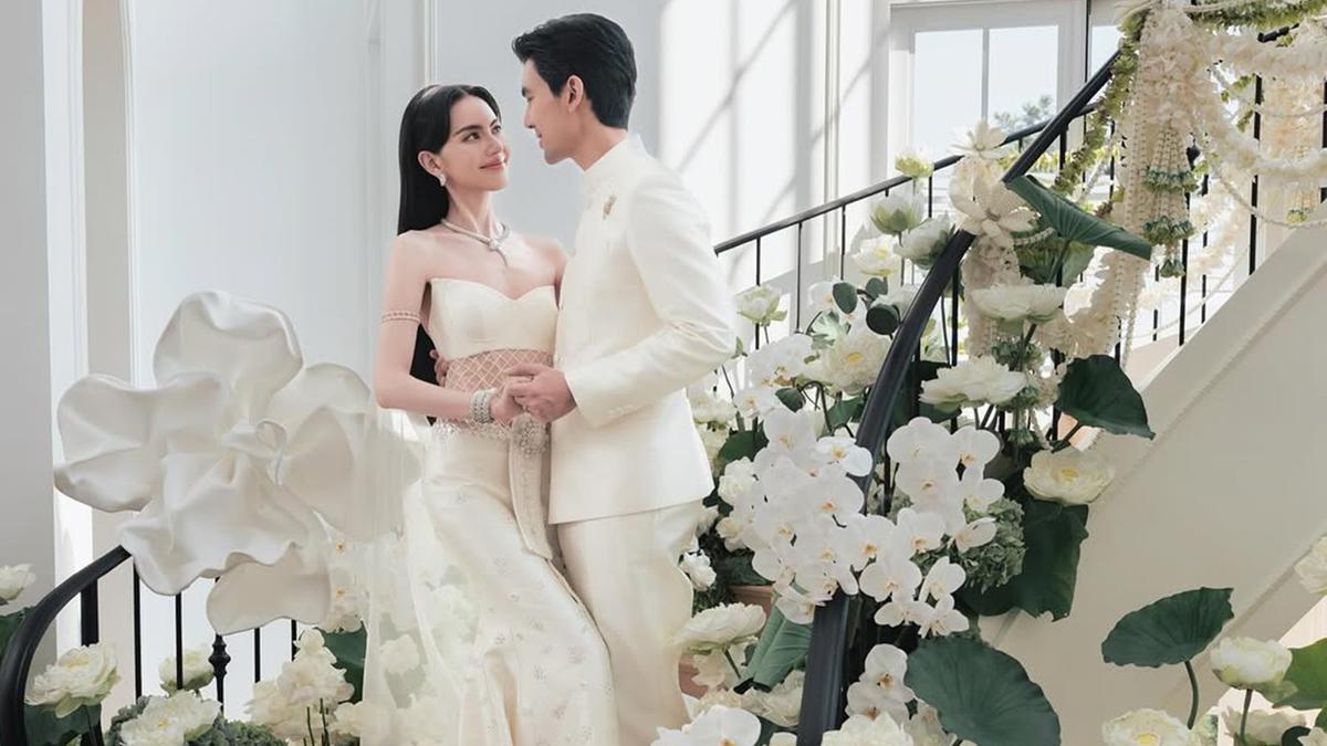 6 Potret Dekorasi Tangga Pernikahan Davika Hoorne, Elegan Bernuansa Putih Klasik