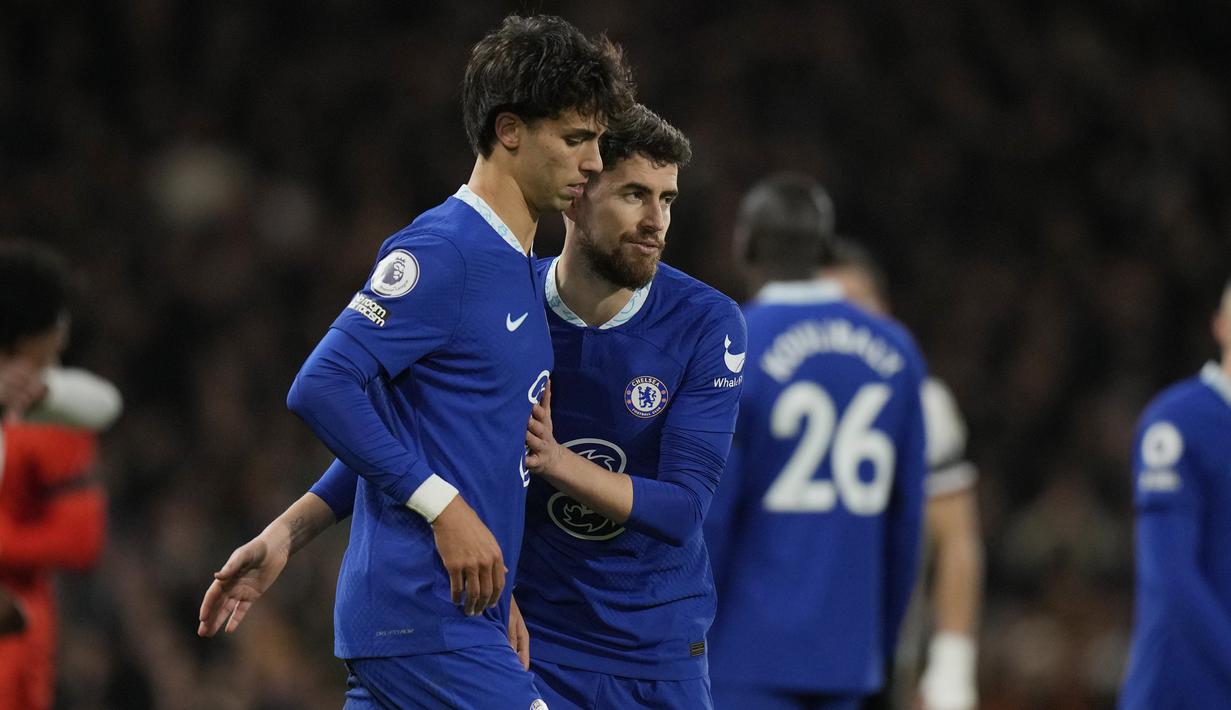 Debut pemain anyar Chelsea, Joao Felix berjalan muram. Pemain Timnas Portugal tersebut gagal menghindarkan Chelsea dari kekalahan 1-2 dari tuan rumah Fulham pada pekan ke-19 Liga Inggris 2022/2023, Jumat (13/1/2023) dini hari WIB. Apesnya lagi, sang pemain juga menjadi salah satu aktor kekalahan Chelsea akibat kartu merah yang diterimanya. (AP Photo/Alastair Grant)