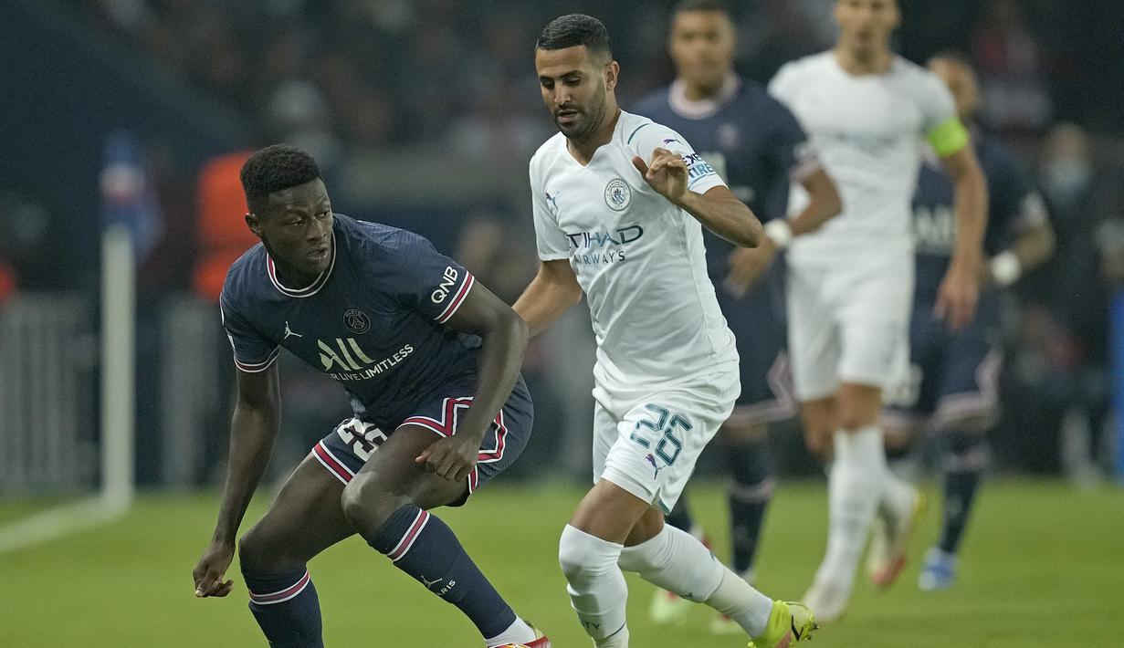 Pada menit ke-65 giliran Riyad Mahrez yang mempunyai peluang bagi Manchester City menyamakan kedudukan. Lagi-lagi Gianluigi Donnarumma mampu mengantisipasi tembakan yang dilepaskan Riyad Mahrez. (AP/Christophe Ena)