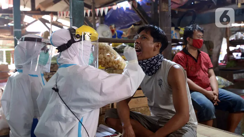 FOTO: Pedagang Pasar Thomas Jalani Tes Swab COVID-19