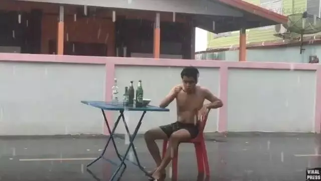 7 Potret Nyeleneh Orang Hujan-Hujanan, Ada yang Galau
