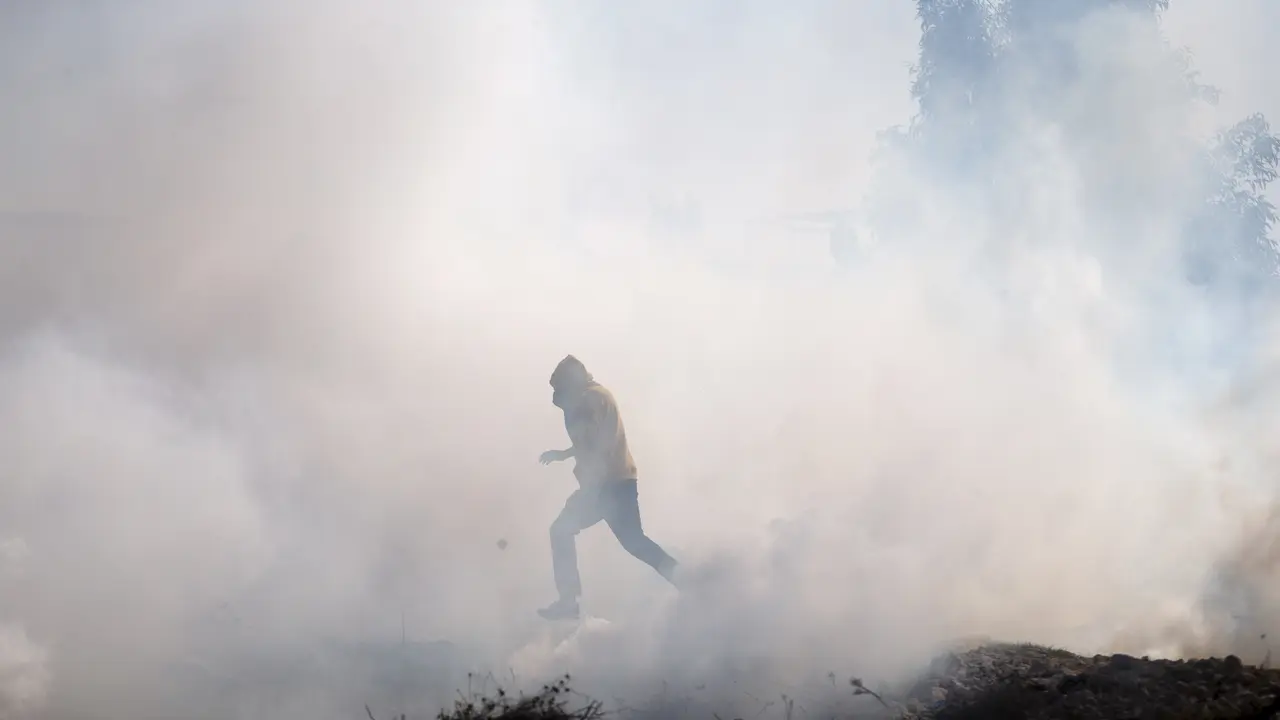 Aksi Warga Palestina Ketapel Tentara Israel di Tepi Barat