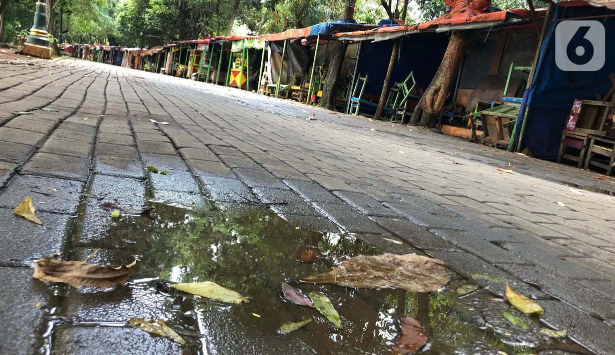 Suasana perkampungan budaya betawi Setu Babakan yang sepi pengunjung di Jakarta Selatan, Selasa (17/3/2020). Sepinya kawasan Setu Babakan merupakan imbas dari kebijakan Pemprov DKI Jakarta yang menutup sejumlah tempat wisata sebagai upaya pencehagan Covid 19. (Liputan6.com/Immanuel Antonius)