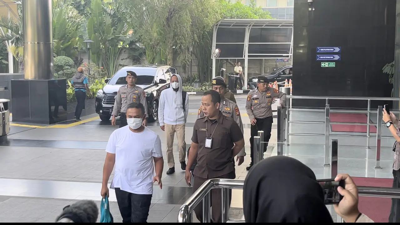 Penampakan Gubernur Riau Saat Tiba di KPK