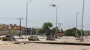 Angkatan udara Oman menggunakan helikopter mencari korban selamat yang terdampar setelah Topan tropis Shaheen di kota al-Khaburah di wilayah al-Batinah Oman (4/10/2021). Topan kuat melanda Oman yang menyebabkan banjir dan tanah longsor yang meluas, kata otoritas darurat. (AFP/Haitham Al-Shukairi)