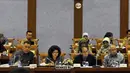 Menteri kesehatan, Nila F Moeloek mendengarkan saat rapat kerja bersama komisi IX DPR RI di Jakarta, Senin (1/6/2015). Rapat membahas mengenai keterlibatan rumah sakit swasta di dalam program JKN. (Liputan6.com/Andrian M Tunay)