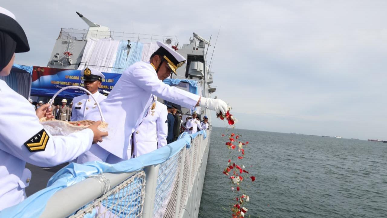 FOTO: Kasal Pimpin Upacara Hari Pahlawan di Atas KRI Brawijaya-320