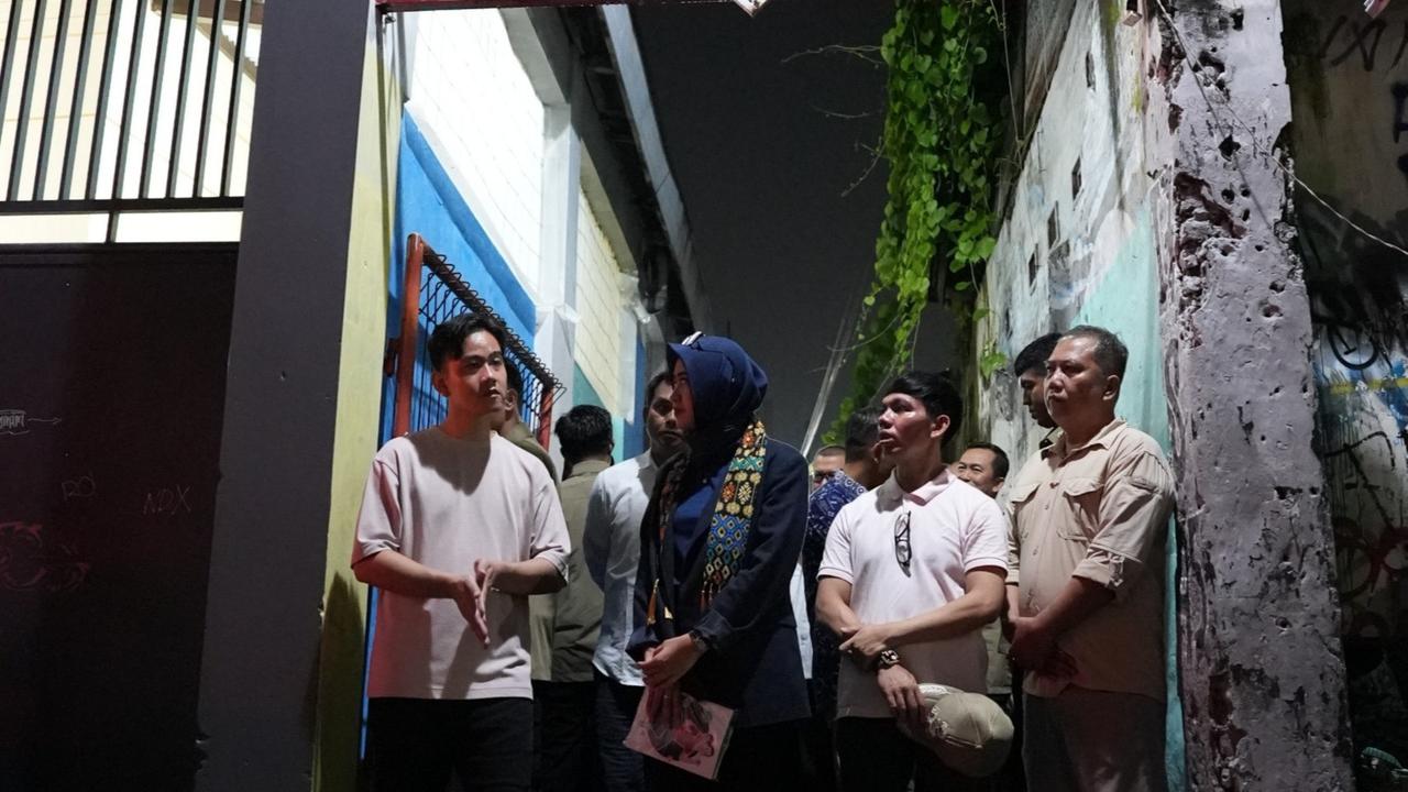 gibran blusukan malam-malam di surakarta