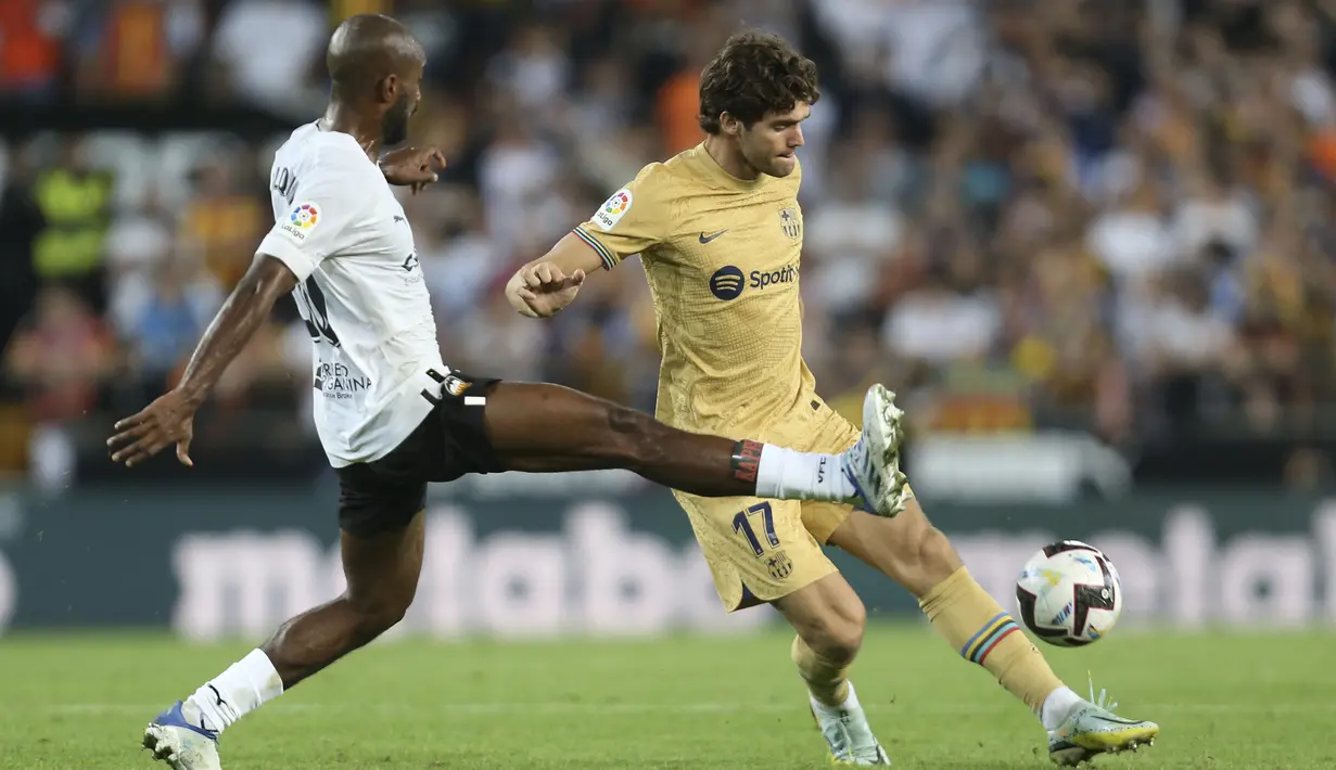 Bek Barcelona Marcos Alonso ditantang oleh bek Valencia Dimitri Foulquier pada jornada ke-12 La Liga 2022/23 di Mestalla, Minggu (30/10/2022) dini hari WIB. Sementara Valencia harus puas berada di peringkat 10 dengan koleksi 15 poin dari 12 laga. (AP Photo/Alberto Saiz)