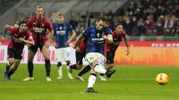 Calhanoglu sendiri yang mengeksekusi penalti tersebut dan menghasilkan gol buat Inter. (AP Photo/Antonio Calanni)