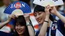 Dua suporter wanita tersenyum sambil memegang kipas sebelum pertandingan grup H Piala Dunia 2018 antara Jepang melawan Kolombia di Mordovia Arena di Saransk, Rusia (19/6). (AP Photo/Eugene Hoshiko)