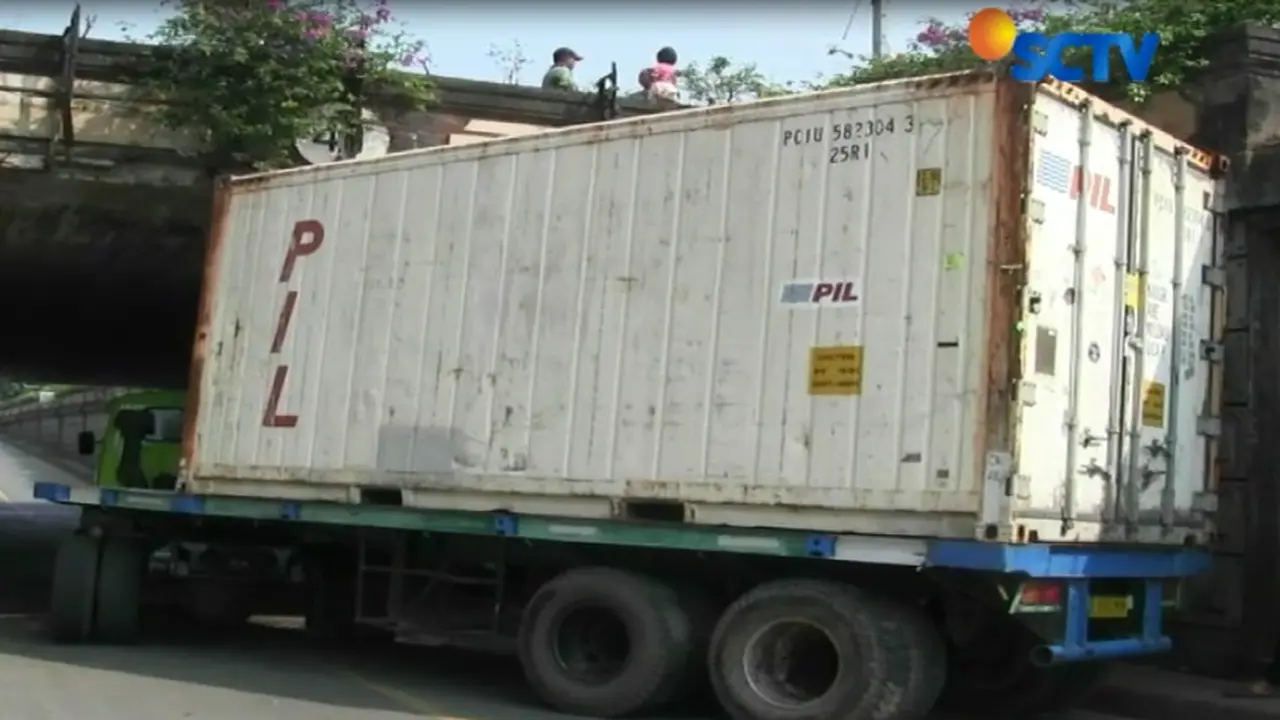 Truk Nyangkut di Underpass, Arah Ciputat Mengular 1 Km