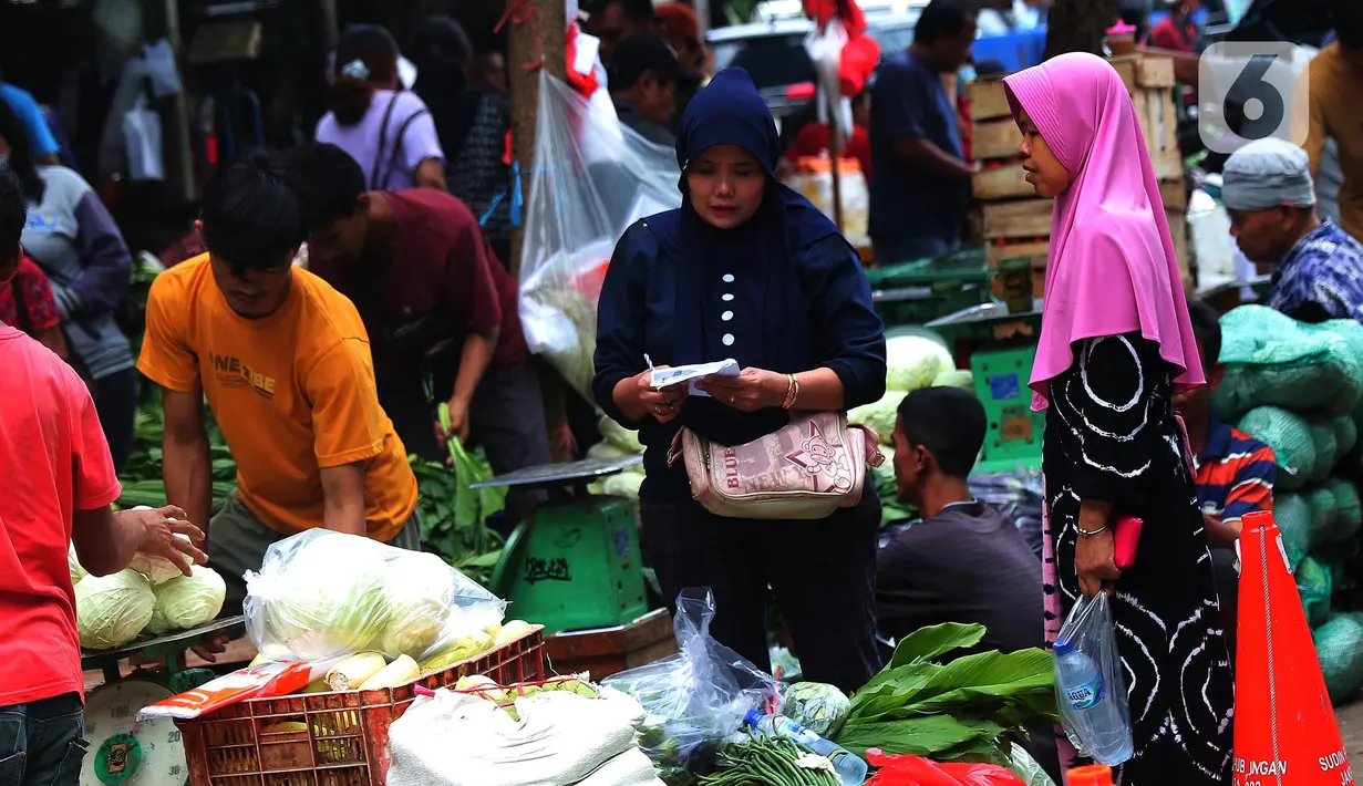 Aktivitas pedagang di pasar Senen, Jakarta, Jumat (23/12/2022). Penjabat (Pj) Gubernur DKI Jakarta, Heru Budi Hartono menjelaskan, menghadapi Natal 2022 dan Tahun Baru 2023, Pemprov DKI Jakarta terus meningkatkan sinergi untuk menjaga ketahanan pangan. Dia pun memastikan bahwa pasokan kebutuhan pangan yang berkualitas untuk masyarakat Jakarta dalam kondisi stabil, serta harga pangan tetap terjaga dan terjangkau oleh masyarakat Jakarta. (Liputan6.com/Angga Yuniar)