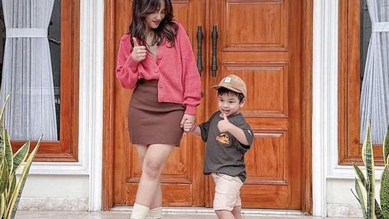 Momen Fuji Unggah Foto Bareng Gala di Teras Depan Rumah Baru: Foto Kenangan Buat Gala Gede Nanti