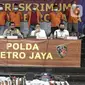 Kapolda Metro Jaya Irjen Nana Sudjana (kedua kiri) menyampaikan keterangan saat rilis kasus premanisme kelompok John Kei di Polda Metro Jaya, Jakarta, Senin (22/6/2020). John Kei memerintahkan anak buahnya membunuh Nus Kei dan anggotanya berinisial ER. (Liputan6.com/Johan Tallo)