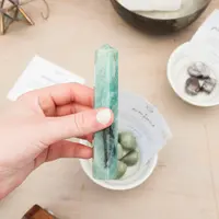 Ilustrasi penggunaan kristal dalam infused water | unsplash.com