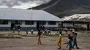 Sejumlah murid SD bermain di sekolah mereka saat erupsi Gunung Sinabung di Karo, Sumatera Barat (13/11). Meski erupsi, aktivitas kegiatan belajar di sekolah di Kabupaten Karo tersebut berjalan seperti biasa. (AFP Photo/Ivan Damanik)