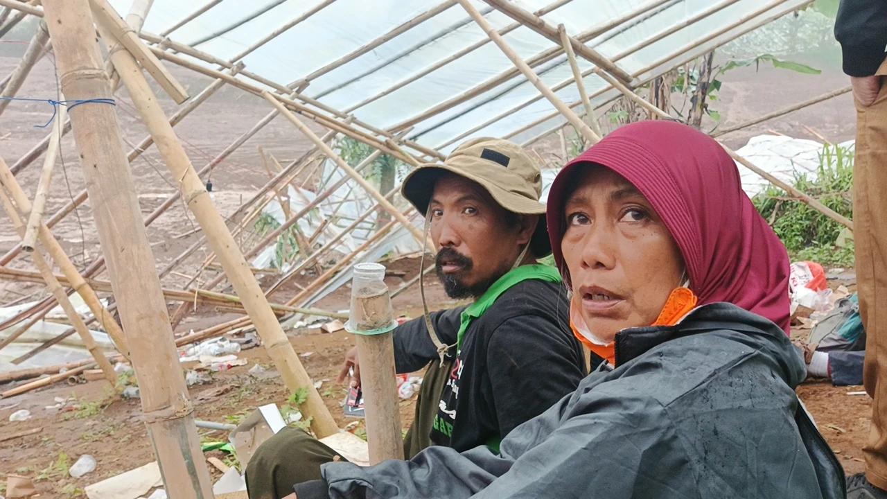 Empat Hari Menanti di Tengah Longsor Cisarua, Nani Larut dalam Duka