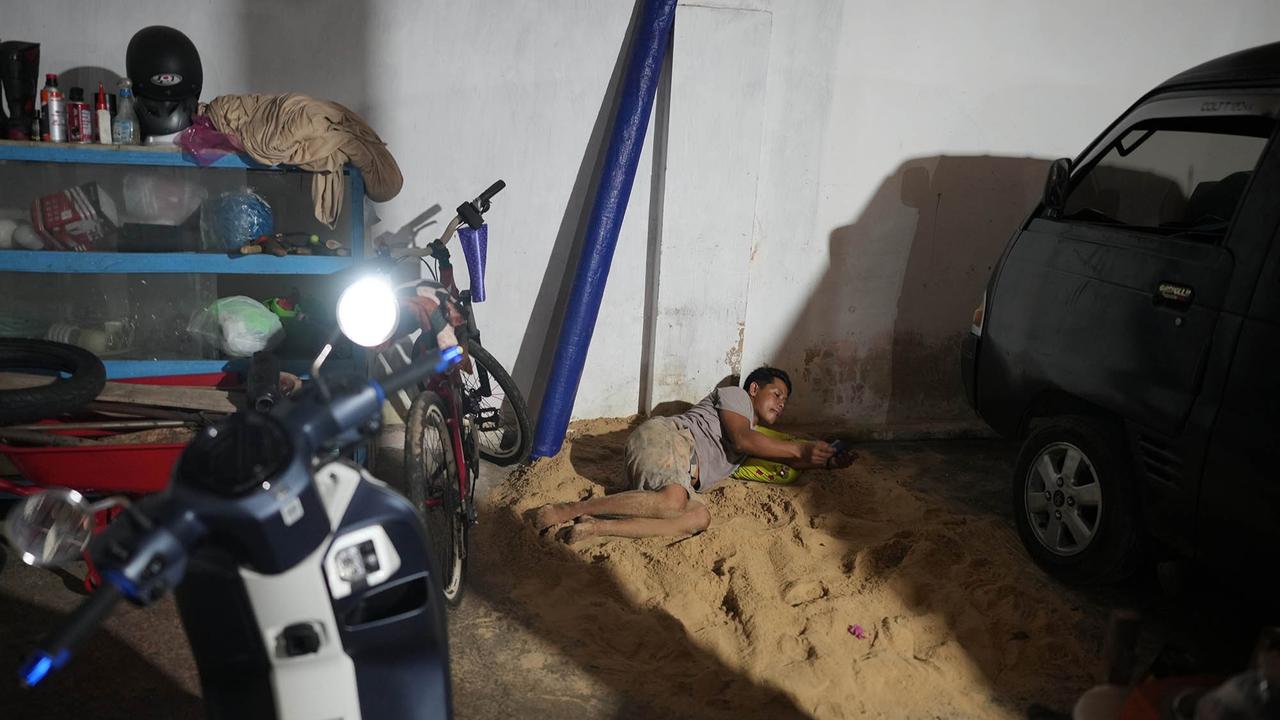 FOTO: Tidur di Atas Pasir,  Tradisi Aneh tapi Nyata dari Ujung Timur Madura