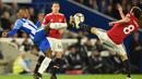 Aksi pemain Brighton, Jose Izquierdo (kiri) berebut bola dengan pemain Manchester United, Juan Mata pada lanjutan Premier League di AMEX Stadium, Brighton, (4/5/2018). MU kalah 0-1 dari Brighton. (AFP/ Glyn Kirk)
