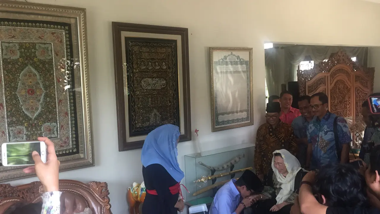 Bakal cawapres Sandiaga Uno menemui istri mendiang Abdurrahman Wahid (Gus Dur), Sinta Nuriyah Wahid. (Liputan6.com/Muhammad Radityo Priyasmoro)