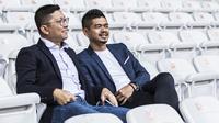 Presiden Persija Jakarta, Mohammad Prapanca, berdiskusi dengan manajer Bambang Pamungkas saat latihan di SUGBK, Jakarta, Jumat (7/2). Latihan ini persiapan jelang Liga 1 Indonesia 2020. (Bola.com/Vitalis Yogi Trisna)