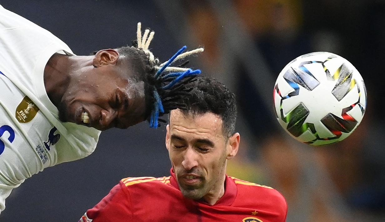 Pertandingan dimulai dengan tempo tinggi. Spanyol dan Prancis tampak saling mengancam, namun kedua tim memliki pertahanan yang solid. Pertandingan tak banyak diwarnai peluang yang berarti hingga menit ke-30. (AFP/Franck Fife)