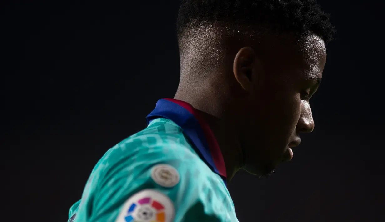 Penyerang Barcelona, Ansu Fati terlihat pada laga pekan kelima La Liga melawan Granada di Stadion Nuevo Los Cármenes, Sabtu(21/9/2019). Barcelona secara mengejutkan tumbang dalam lawatannya ke markas tim promosi, Granada 0-2. (JORGE GUERRERO/AFP)
