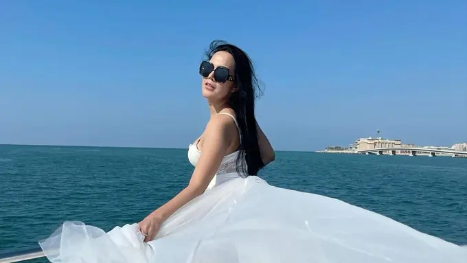 Foto Kece Isa Zega Pakai Kacamata Hitam, Sempat Dekat dengan Rizky Billar