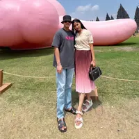 Erina Gudono tampil feminin saat kunjungi KAWS: Holiday Prambanan Temple (@erinagudono)