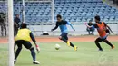 Evan Dimas (tengah) berlari saat berlatih bersama timnas Indonesia di Stadion GBK Jakarta, Kamis (13/11/2014). (Liputan6.com/Helmi Fithriansyah)