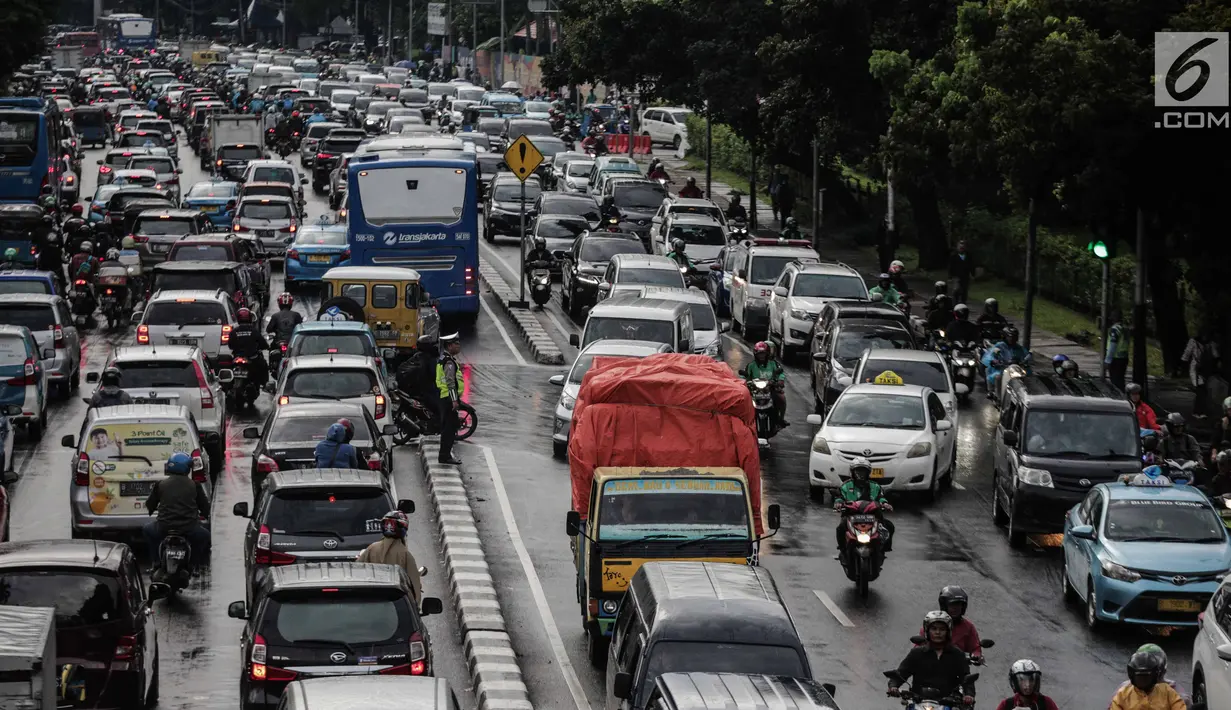 Kendaraan terjebak kemacetan di kawasan Medan Merdeka Timur, Jakarta, Kamis (21/2). Pengendara yang akan melintasi kawasan Monas diharapkan mencari jalur alternatif. (Liputan6.com/Faizal Fanani)