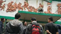 Peserta wisata sejarah dari Komunitas Aleut menyimak pemaparan dari pemandu di Stadion Siliwangi, Kota Bandung, Minggu (17/3/2019). (Huyogo Simbolon)