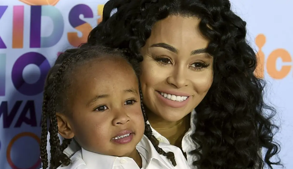 Blac Chyna sendiri merasa kesal karena ada orang asing yang menyentuh anaknya sehingga hampir melempar stroller. (The Inquisitr)