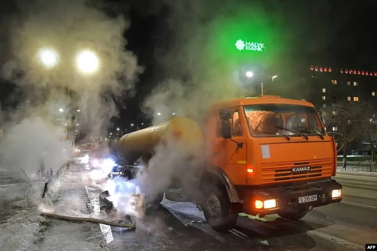 Para pekerja memperbaiki pipa-pipa pemanas di Ekibastuz, Kazakhstan, Jumat, 9 Desember 2022. (Foto: Biro Pers Pemerintah Kazakhstan/AFP)