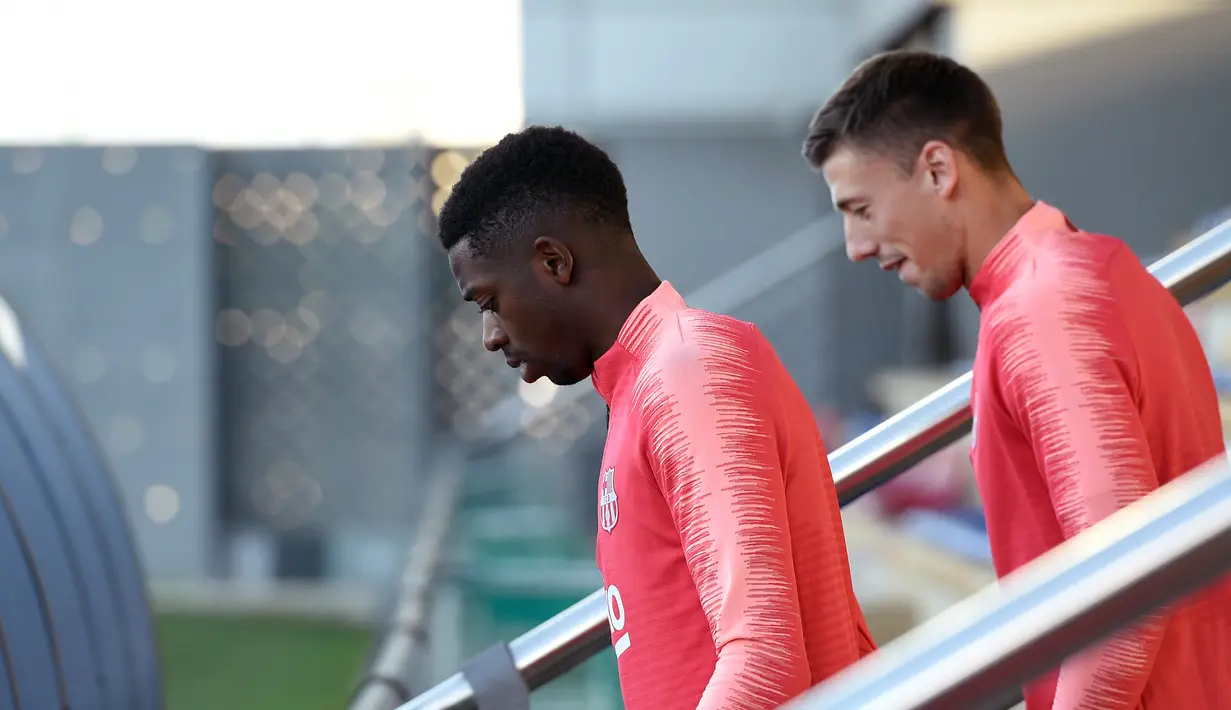 Gelandang Barcelona, Ousmane Dembele (kiri) bersiap berlatih di Joan Gamper Sports Center, Sant Joan Despi, Spanyol, Selasa (23/10). Barcelona berlatih tanpa Lionel Messi jelang menghadapi Inter Milan pada Grup B Liga Champions. (LLUIS GENE/AFP)