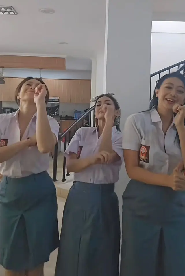 6 Potret Wulan Guritno, Masayu Anastasia, dan Asri Welas berseragam SMA, usia 40-an cocok jadi ABG