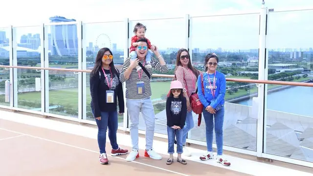 [Bintang] Liburan Mewah Keluarga Andhika Pratama dan Ussy Sulistiawaty