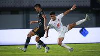 Pemain PSM Makassar, M. Ramadhan Sananta (kanan) berusaha melepaskan tembakan yang coba dihalangi pemain Dewa United FC, Mochammad Zaenuri saat laga pekan ke-10 BRI Liga 1 2022/2023 antara Dewa United FC melawan PSM Makassar di Stadion Indomilk Arena, Tangerang, Kamis (15/9/2022). (Bola.com/Bagaskara Lazuardi)