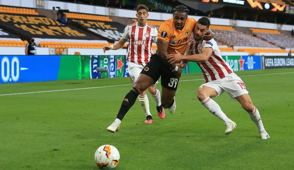 Gelandang Wolverhampton Wanderers, Adama Traore, berebut bola dengan bek Olympiacos, Svetozar Markovic, pada laga leg kedua babak 16 besar Liga Europa 2019/2020 di Molineux Stadium, Jumat (7/8/2020) dini hari WIB. Wolverhampton menang 1-0 atas Olympiacos. (AFP/Lindsey Parnaby)