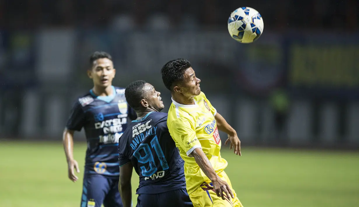 Gelandang serang Persib, David Laly, bersiap melakukan duel udara dengan pemain dari PS Polri. (Bola.com/Vitalis Yogi Trisna)