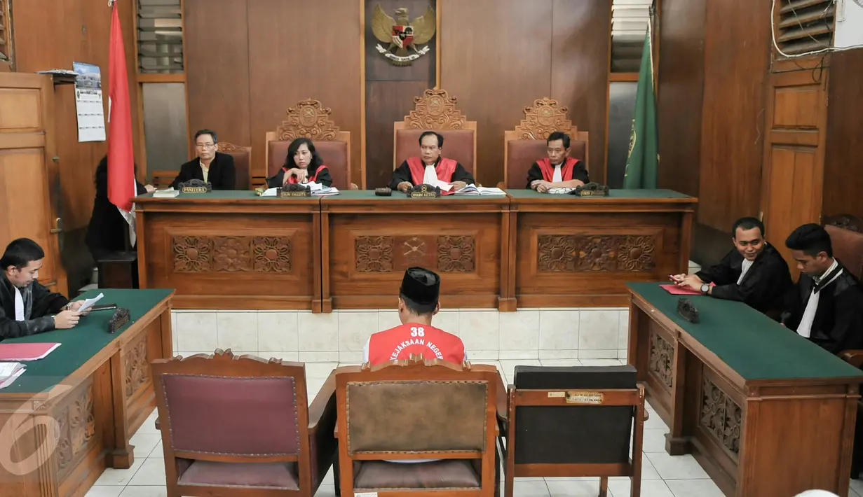 Terdakwa Feriyanto saat mengikuti sidang perdana di PN Jakarta Selatan, Kamis (23/6). Terdakwa kasus provokasi via media sosial saat demo sopir taksi bulan Maret lalu jalani sidang perdana dengan agenda pembacaan dakwaan. (Liputan6.com/Yoppy Renato)