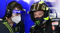 Valentino Rossi berbincang dengan kepala kru timnya di sela-sela rangkaian MotoGP Andalusia. JAVIER SORIANO / AFP