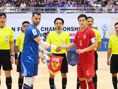 Pemain Timnas Indonesia, Muhammad Albagir bersama kapten Thailand foto bersama pada final Piala AFF Futsal 2026 di Nonthaburi Sports Complex Gymnasium, Nonthaburi hari Minggu, (12/4/2026). (Dok. FFI)